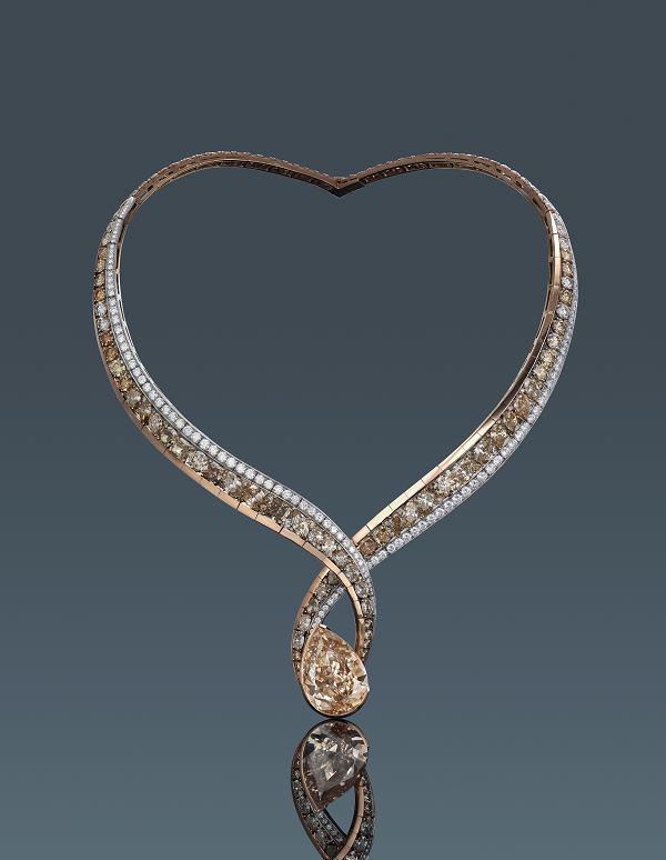 镶嵌彩钻和无色钻石的18K红金戒指,主石为1.59克拉的淡褐钻石。