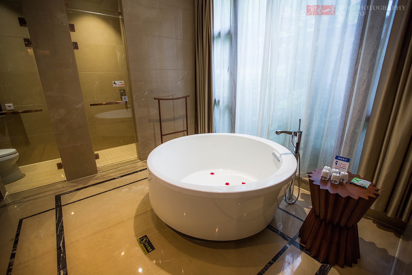 6000元一晚的温泉酒店,为何要四人大浴缸?有钱人的世界真看不懂