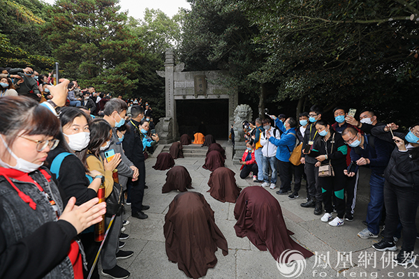 道慈大和尚率众朝拜抵达佛顶山（图片来源：凤凰网佛教 摄影：普陀山佛教）