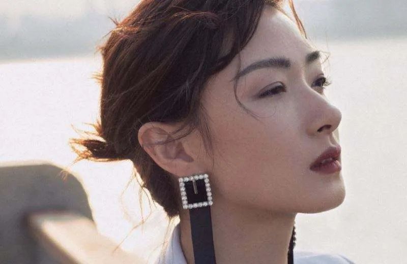 那张出圈的侧面照,除却光影和秀发的加成,优秀的鼻部线条和高鼻基底不