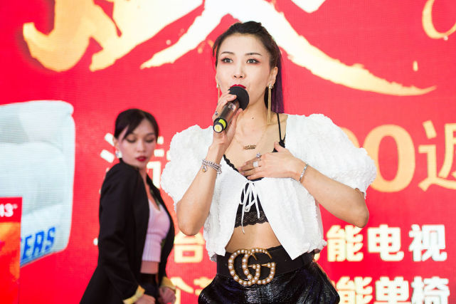 还记得唱《我不是黄蓉》的歌手王蓉吗?42岁的她现在长这样_凤凰网