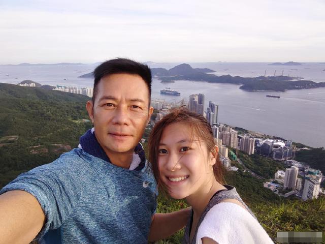 影帝张兆辉16岁小女儿罕露面长相成熟似钟嘉欣