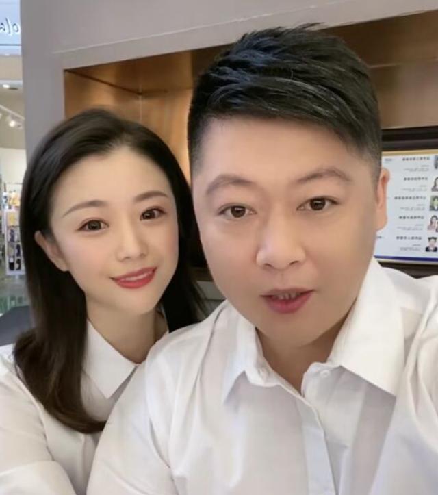 4月24日,贺树峰牵着小12岁的女友杨晨现身民政局签字领证,两人在红墙