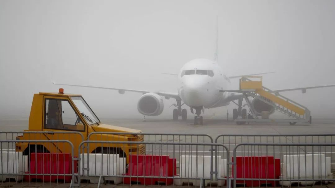 浓雾数百旅客被困在埃因霍温机场,行军床上过夜