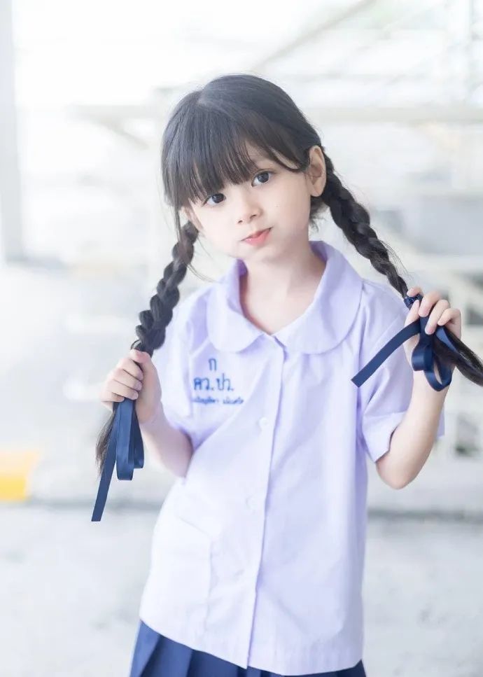 mini版lisa长这样?泰国6岁美少女神颜火爆ins:爸爸在身旁当保镖吧