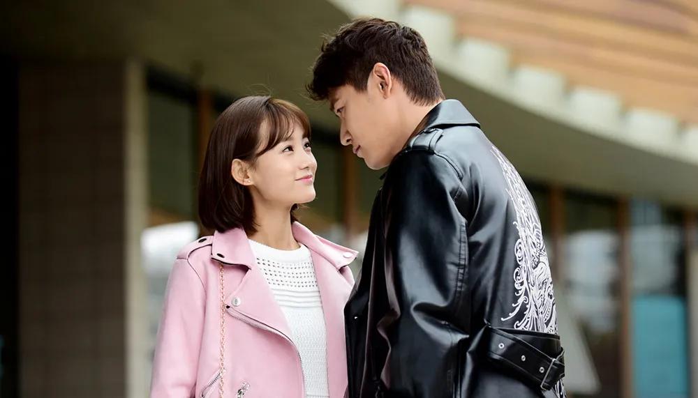 44岁陆毅甜宠剧吻戏不断玩"床咚"__凤凰网