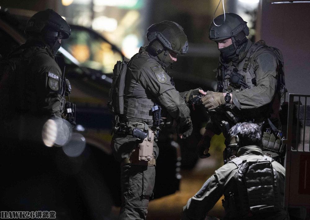 德国哈瑙发生枪击案9死6伤警察封锁事发现场警犬穿防弹衣待命