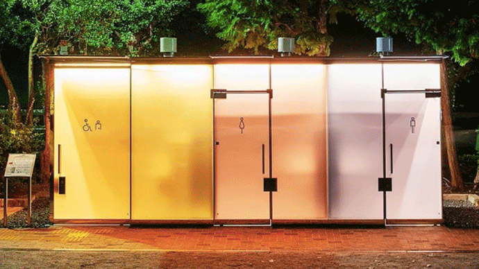 代代木深町小公园中坂茂以彩色玻璃设计的厕所，但当使用者进入并锁上门，玻璃就会呈现不透明的磨砂状态。