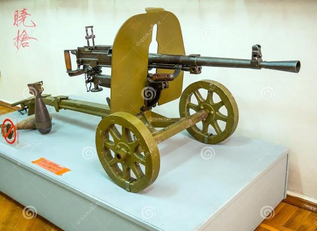 印度士兵枪法精准 多次把子弹打进53式机枪观察孔?