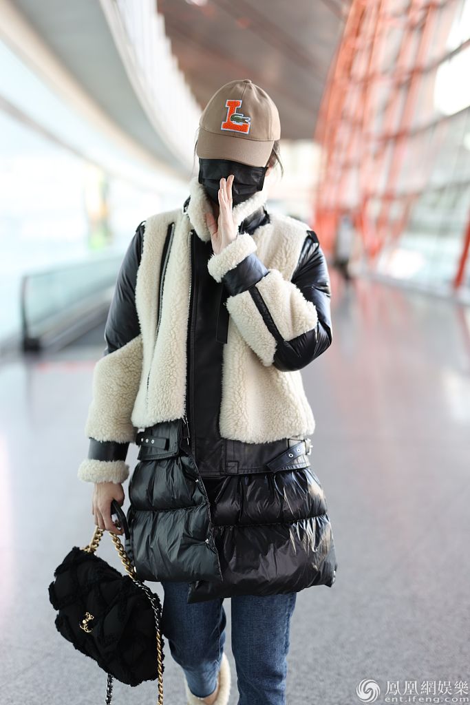 宋佳戴帽穿毛毛羽绒服保暖可爱 摆佛系手势遮脸低调十足