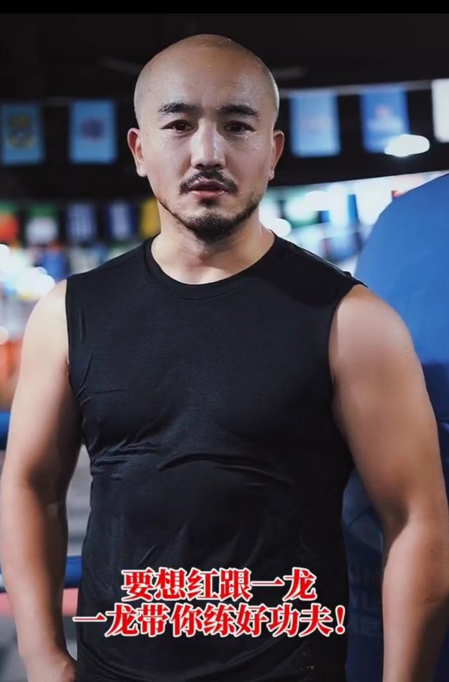 武僧一龙警告网络喷子:想红就跟我学功夫,挑衅我的人修养都不好