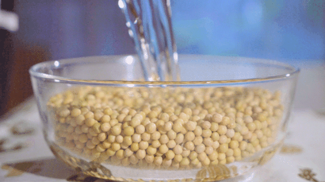 黄豆提前浸泡3小时以上,最好提前一夜就泡上了,睡一觉的时间,就ok了.