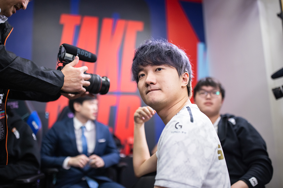 10月16日,上海,图为SN战队的辅助选手胡硕杰。2020英雄联盟S10全球总决赛1/4决赛中,SN战队以3:1完胜JDG战队,挺进半决赛。并在之后的25日S10半决赛上,SN战队拿到了通往最终总决赛的最后一张门票,将于31日对战韩国DWG战队。人民视觉 图