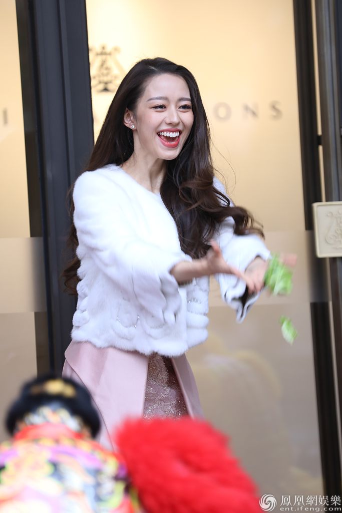 美颜暴击郎朗老婆吉娜露肩身材超棒长发侧披似女神