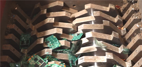 小米云服务器硬盘归宿视频曝光被搅碎机碾成渣做成胸卡