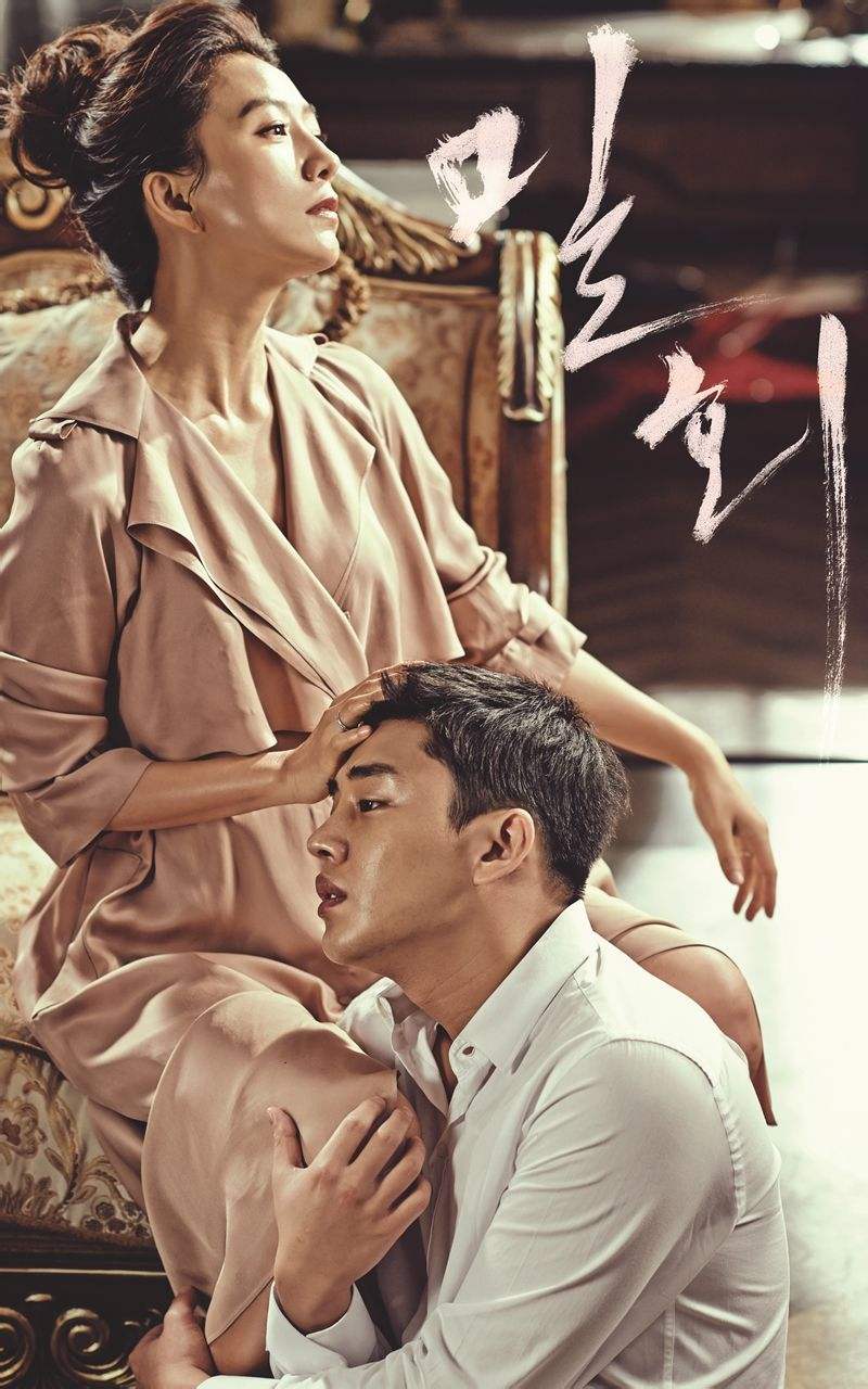 2014年出演《密会》搭档刘亚仁,这部剧性感到让人鼻血喷张,获得了韩国