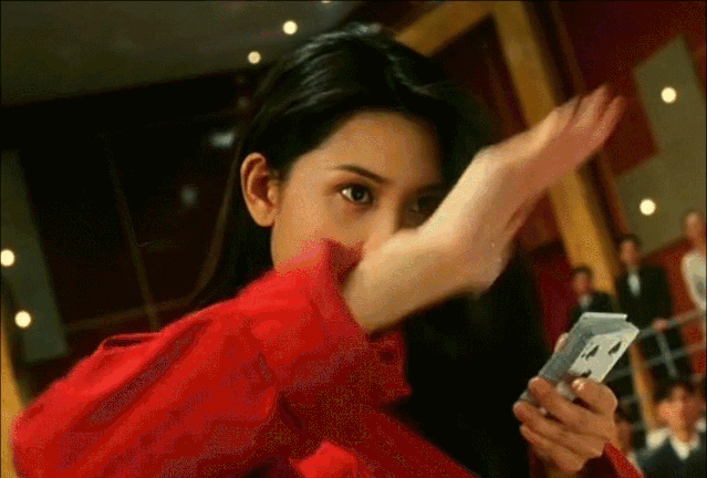 邱淑贞一身红衣,嘴叼扑克牌又欲又飒.