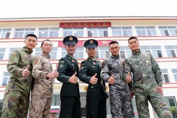 只有中國軍人才能做到男兵實力肌肉炫富