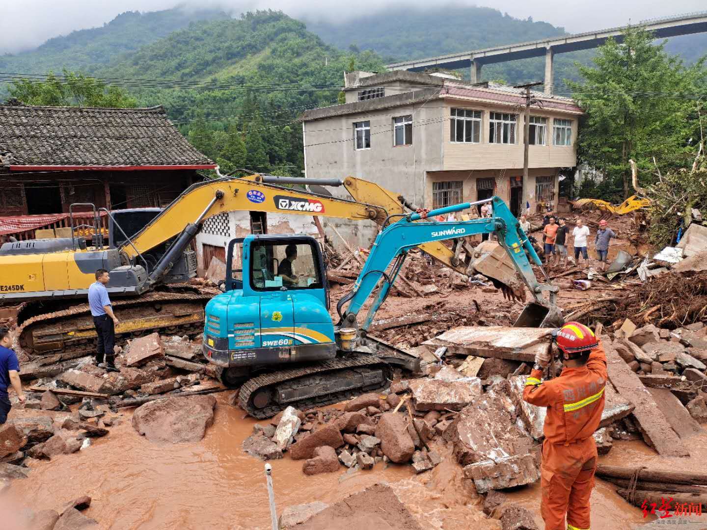 雅安暴雨致山洪爆发 八步村4栋房屋被冲毁 当地正组织力量救援