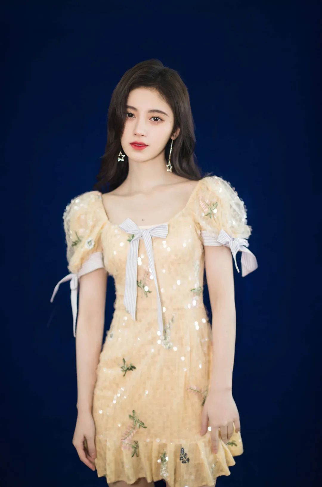 25岁鞠婧祎“火”了，公主卷发造型到吊带连衣裙，秒变小仙女_设计