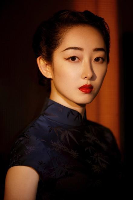 蒋梦婕穿低胸裙外出通体白到发光胸前痣迷人人间水蜜桃惹人爱