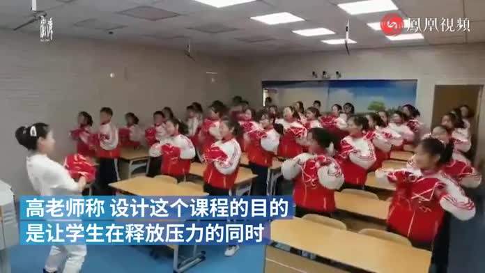 东北一音乐老师教学生扭秧歌：了解地域文化