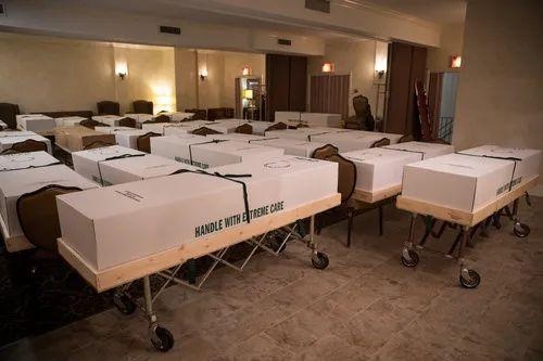 4月29日,在美国纽约昆斯区的一家殡仪馆,装有遗体的纸箱摆放在房间里