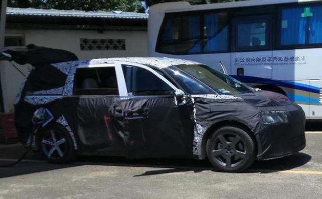 来到领克部分,从领克mpv的谍照图片可见它的前脸依旧延续其家族式设计