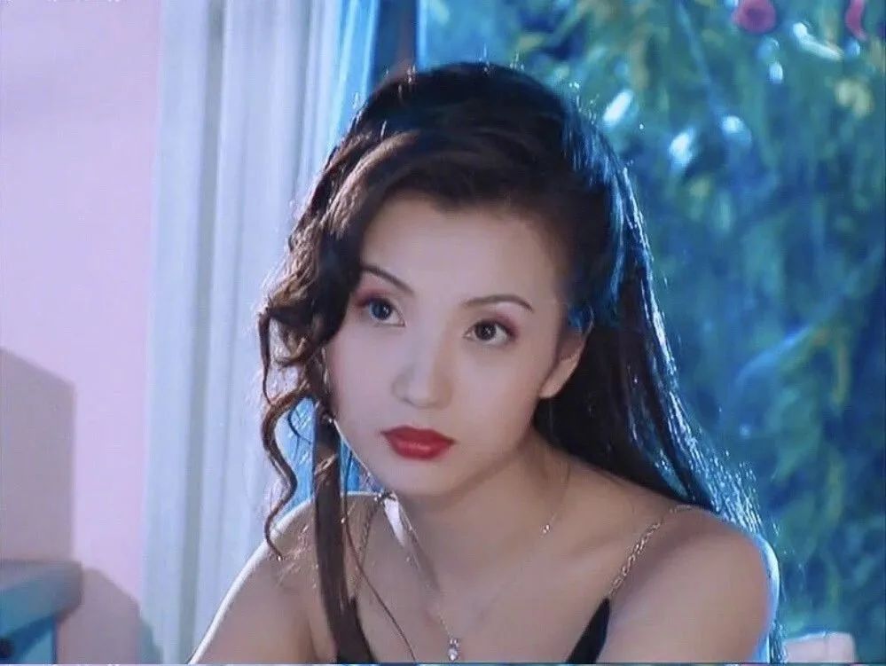 陈好的五官距离向上显成熟,一双狐狸眼更是勾魂夺目,加上女性化十足的