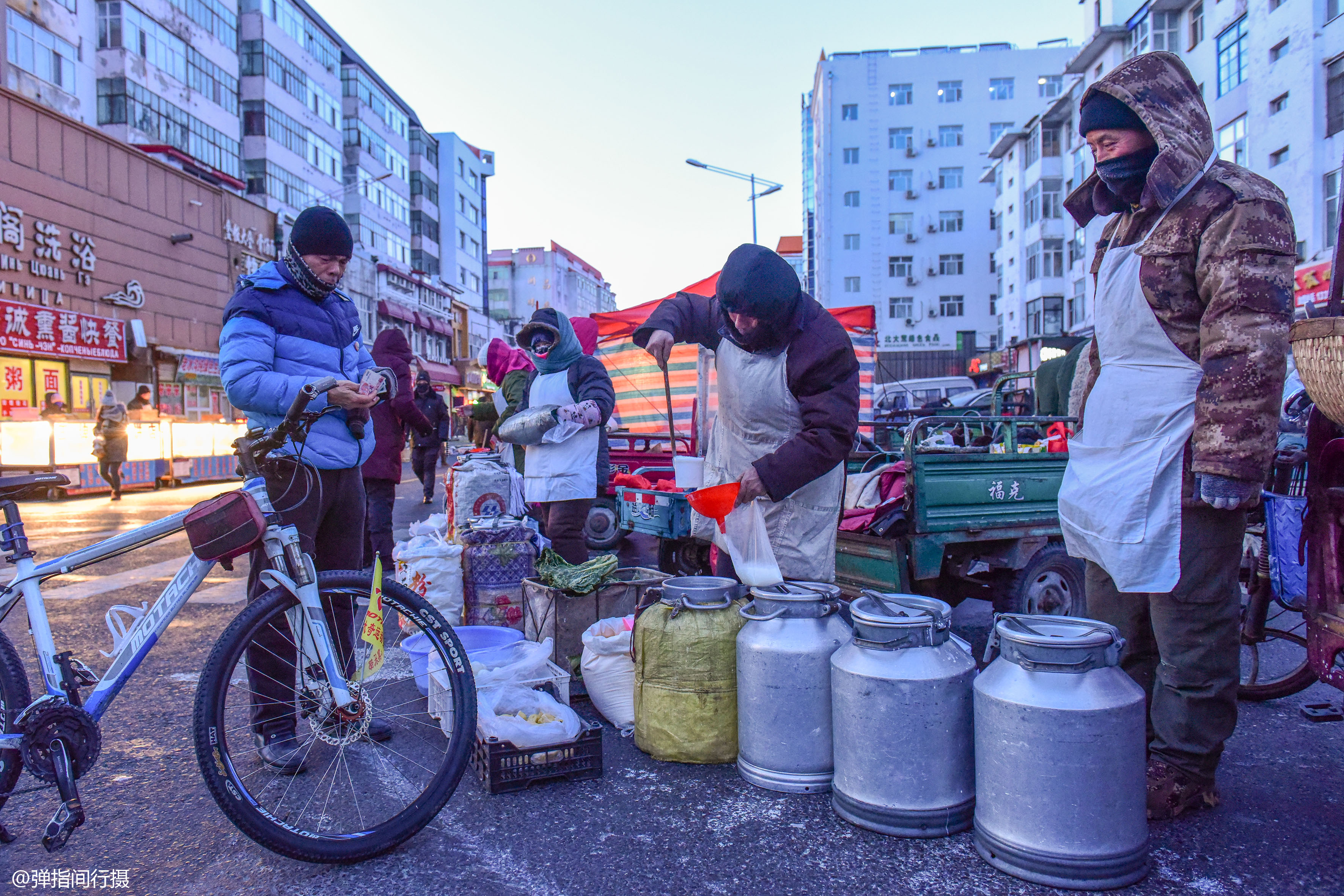 南方游客第一次逛东北早市在零下40度户外做买卖生活太难了
