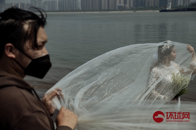 武汉解封第一个周末：气温回升，市民在江滩拍婚纱照