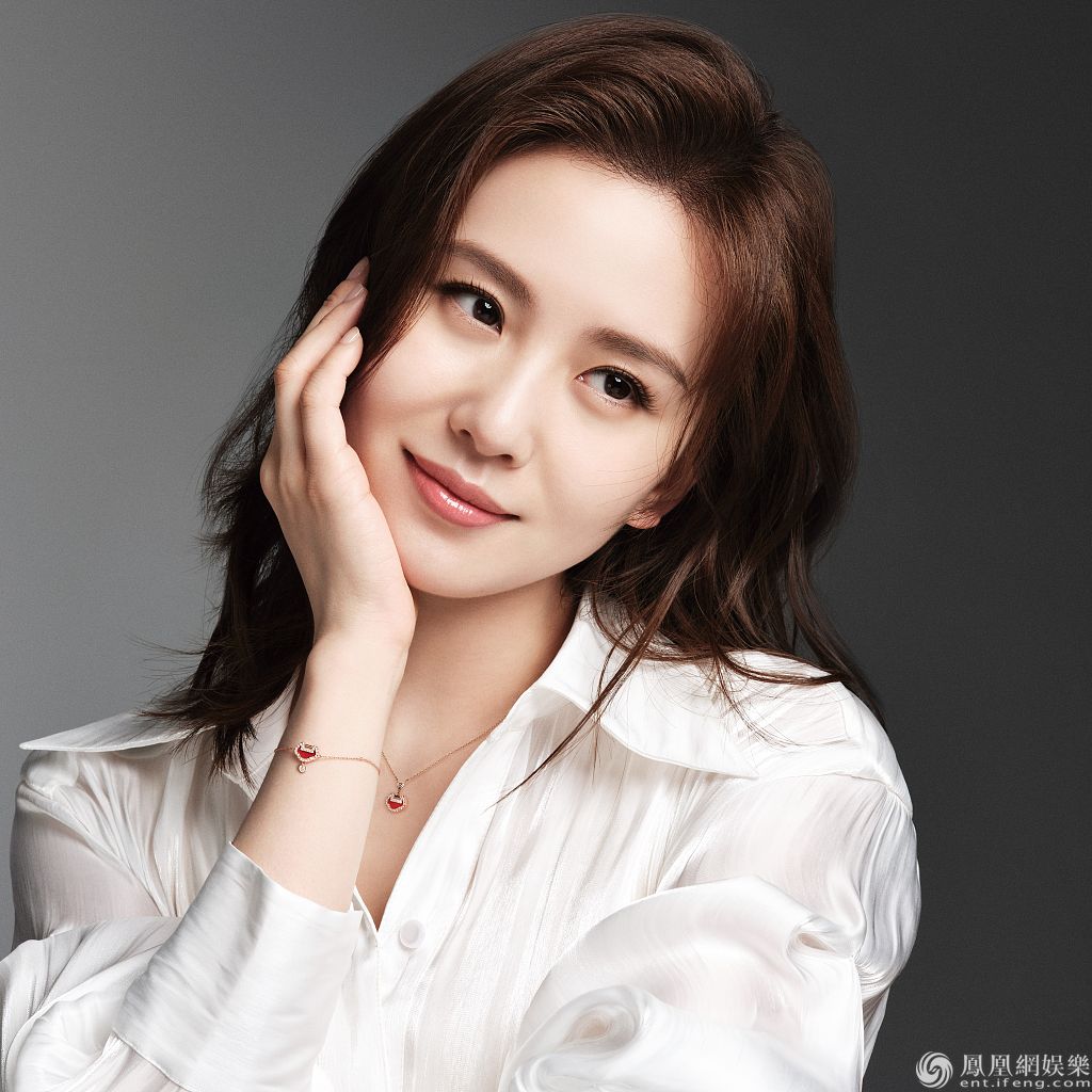 刘诗诗演绎全新时尚大片 穿白衬衫清朗明媚气质温柔