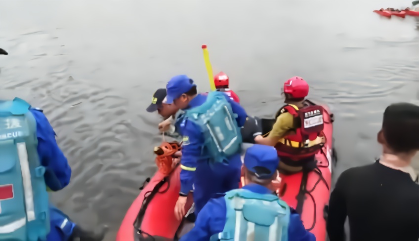 贵州安顺公交车坠入水库现场救援画面公开，已致21人死亡