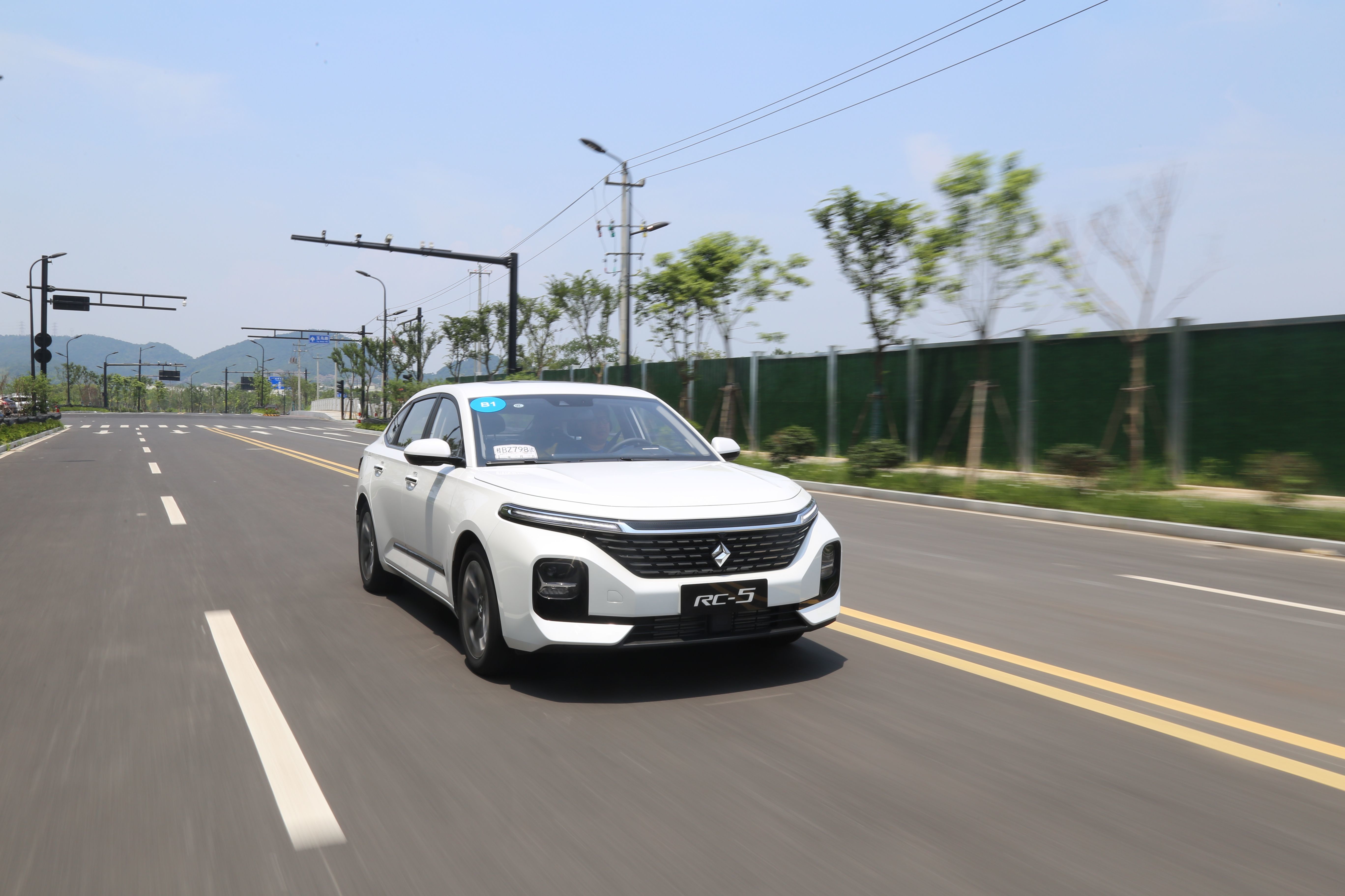 不走寻常路的家轿 抢先试驾新宝骏rc-5