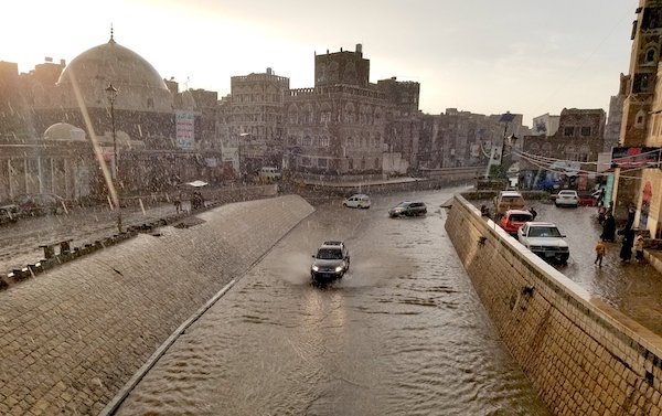 暴雨中的老城积水严重