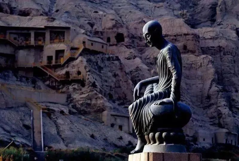 克孜尔千佛洞前的鸠摩罗什塑像