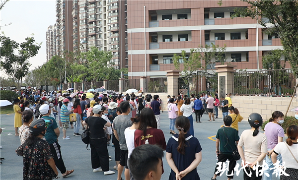 学校门口打造公园式候学区，让这份等待充满包容和爱__凤凰网