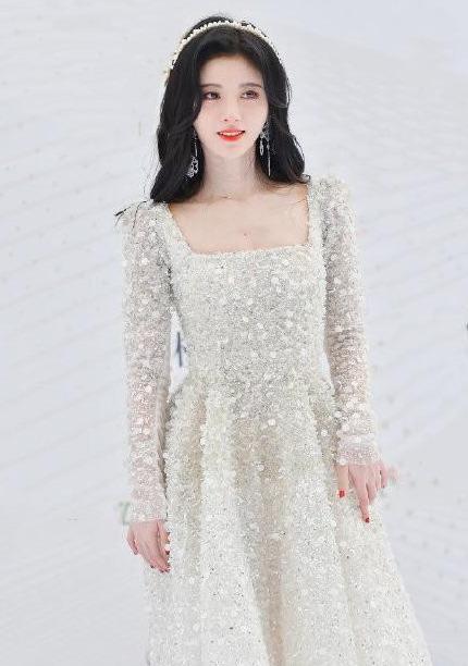 名门泽佳:鞠婧祎现身红毯!