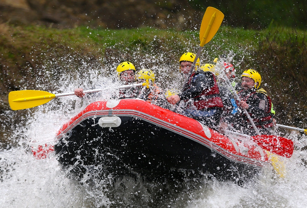 土耳其自然爱好者上演"激流勇进" 场面惊险刺激__凤凰网