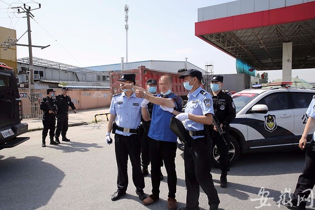 16辆警车80余名警力 无为警方武装押解犯罪嫌疑人指认现场