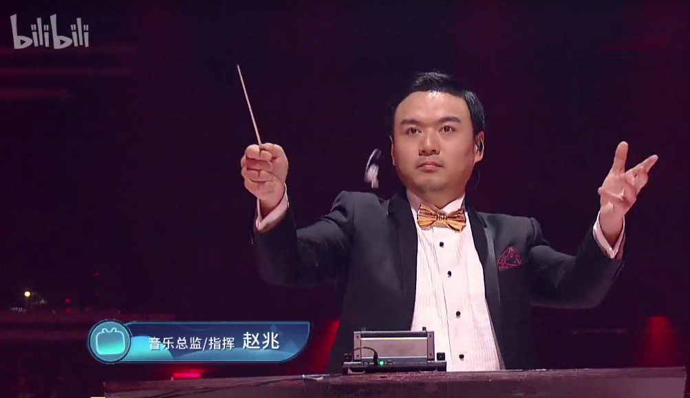 和靳海音弦乐团与新九州爱乐乐团所联合的百人乐团,指挥赵兆等一众