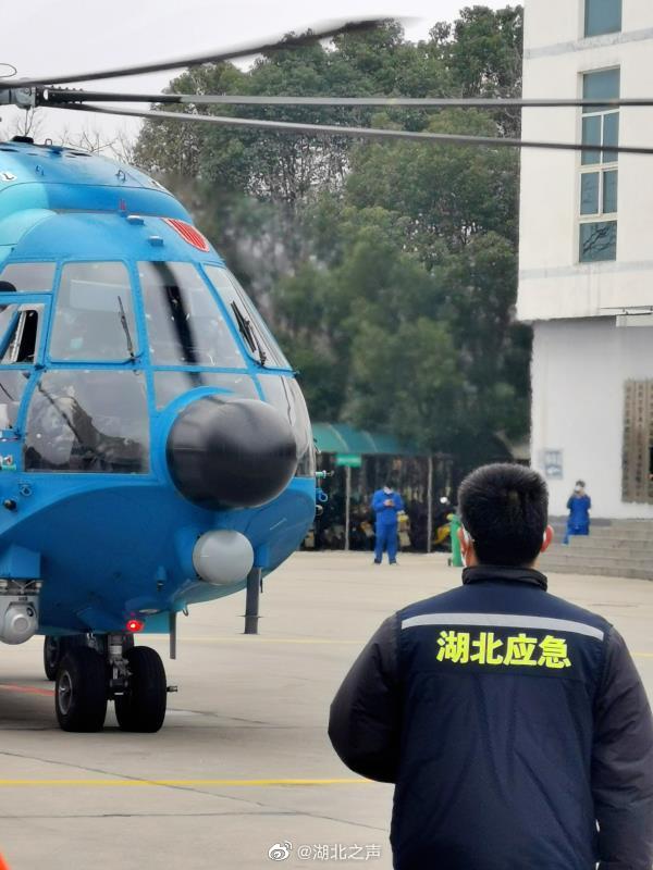 中部战区派两架直升机参与湖北省防疫物资空运任务