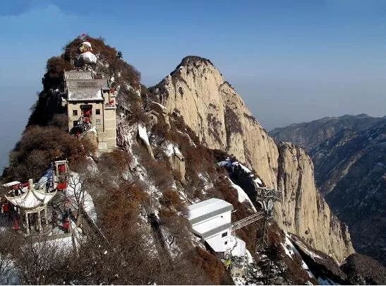 李妍,32岁,华润万家西北区职员;丈夫岳钲为,32岁,西安亿道商贸公司