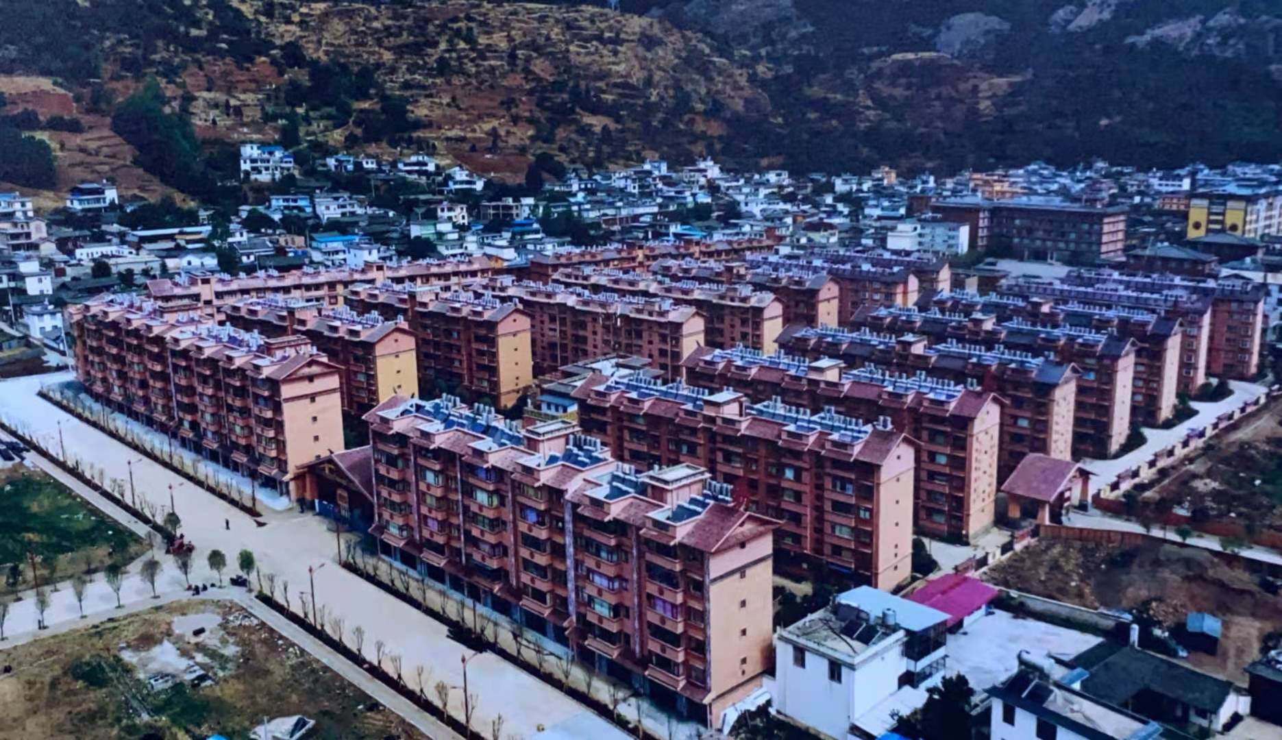 县城集中安置区,7个集镇安置区,将10400户42000人搬出大山,这占丽江市