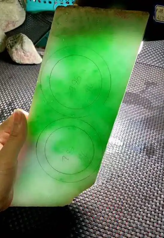 货主买的一块翡翠片料取出两条飘阳绿色花的手镯超级仙