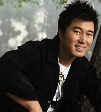 因一首歌走红,抛妻弃女娶白富美,吸毒入狱的满文军,今过得如何