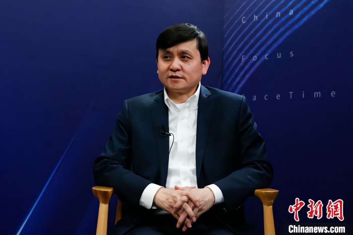 上海复旦大学附属华山医院感染科主任张文宏接受中新社“中国焦点面对面”专访。中新社记者 蒋启明 摄