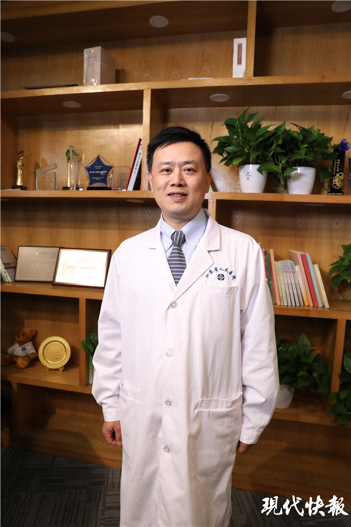 近日,现代快报邀请了江苏省人民医院眼科主任医师刘虎,解答有关儿童