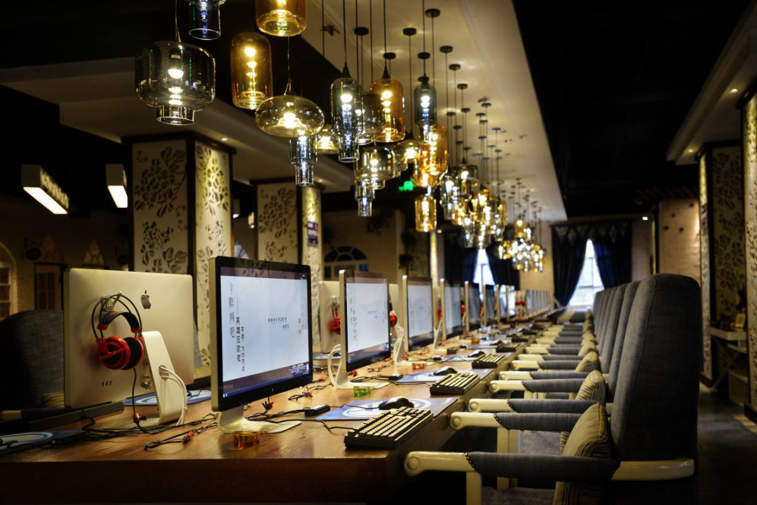 李觐麟 在海口市国兴桫椤湾的2楼,一家网吧门外,十余张亮黄色的真皮