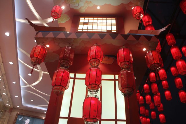 重庆杨家坪瑞成商都商场挂满红灯笼特别喜庆__凤凰网